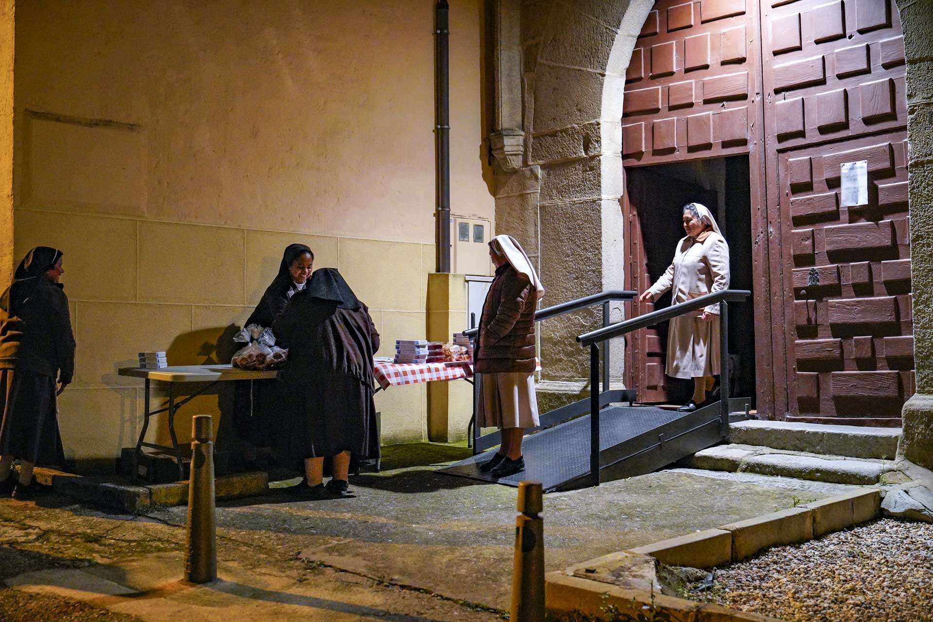 Las monjas clarisas reparten sus productos a la salida. Las monjas clarisas reparten sus productos a la salida.