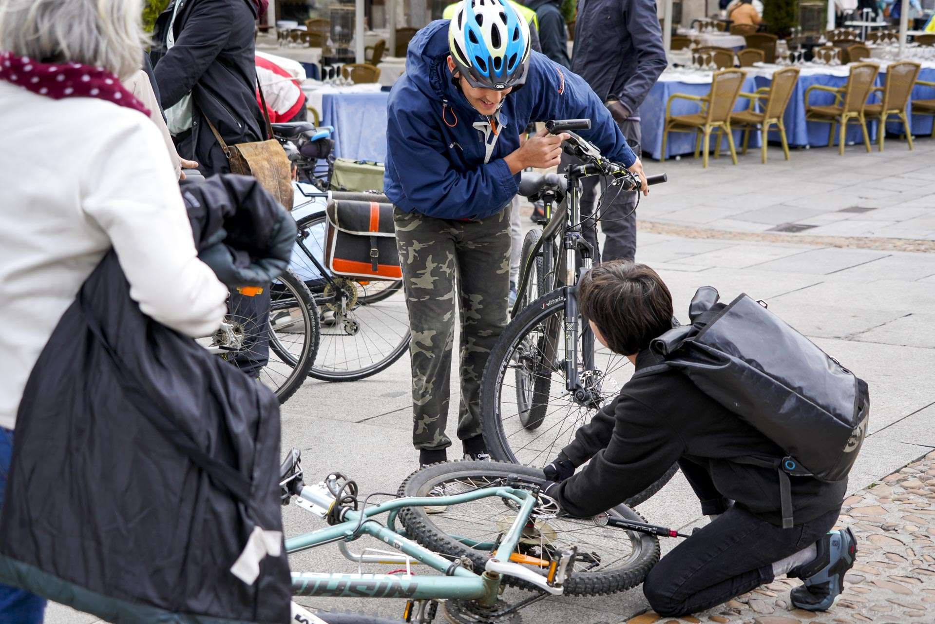 Una de las participantes infla las ruedas de su bicicleta. 2023