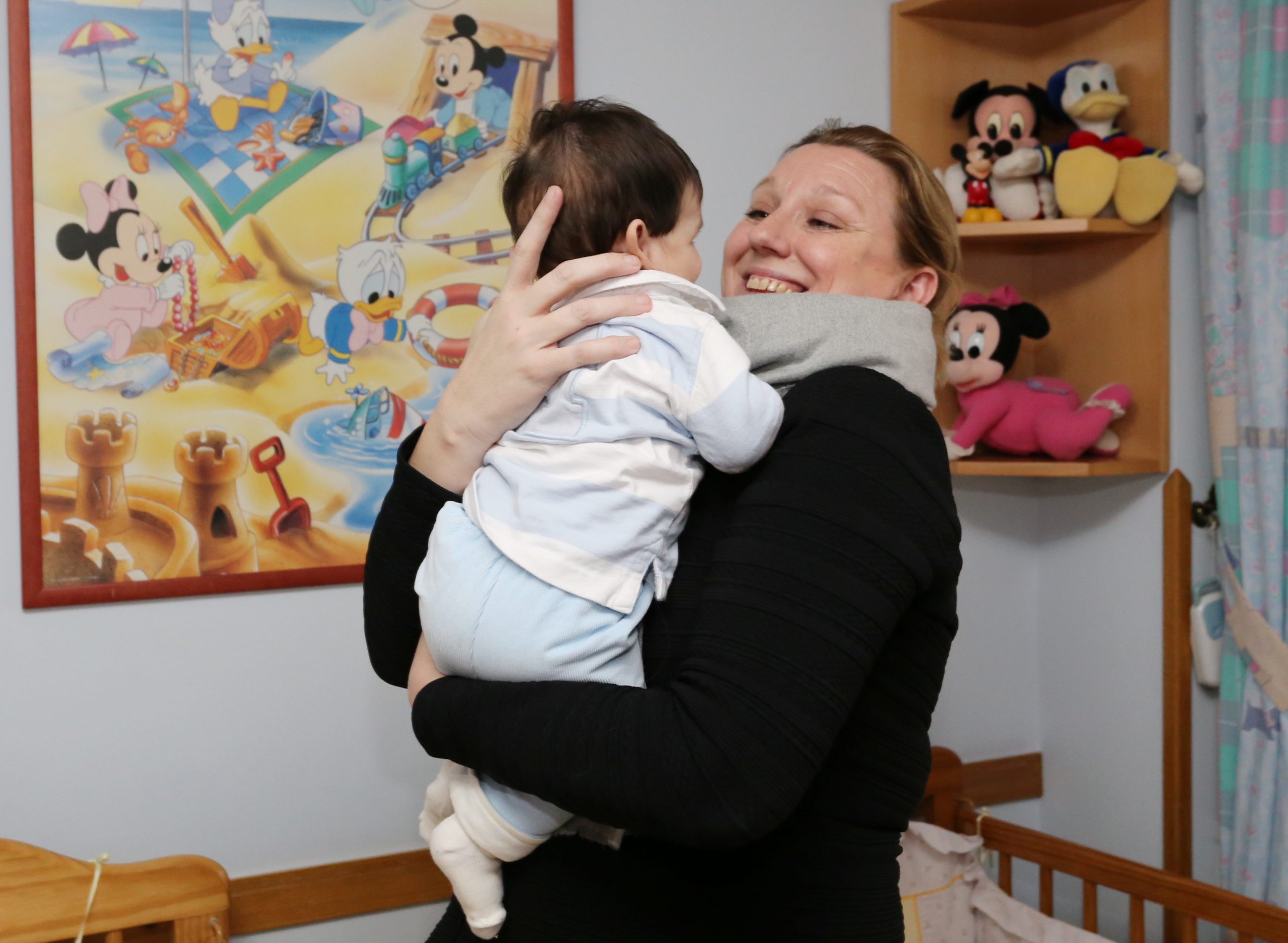 La Consejera de Familia en una visita a una residencia en Valladolid. / Rubén Cacho