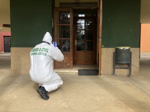 La Guardia Civil recoge pruebas en el lugar de los hechos Campillo