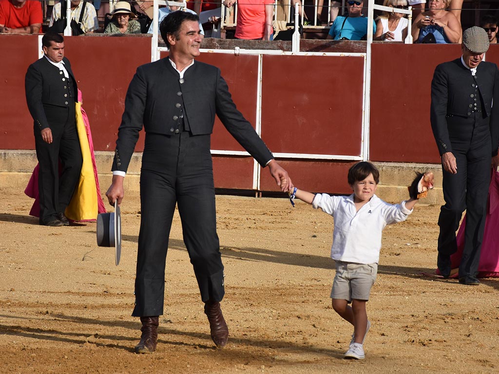 Jesulín de Ubrique, junto con el joven Cayetano de Frutos -hijo del torero Emilio de Frutos-, en Mozoncillo. / A.M.