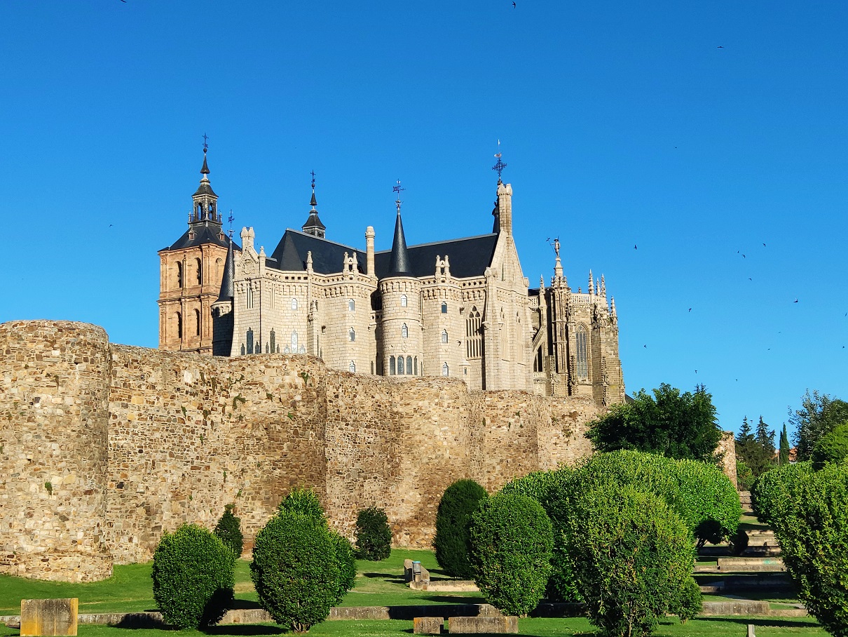 La muralla, con la catedral al fondo, vista desde el parque del Melgar.