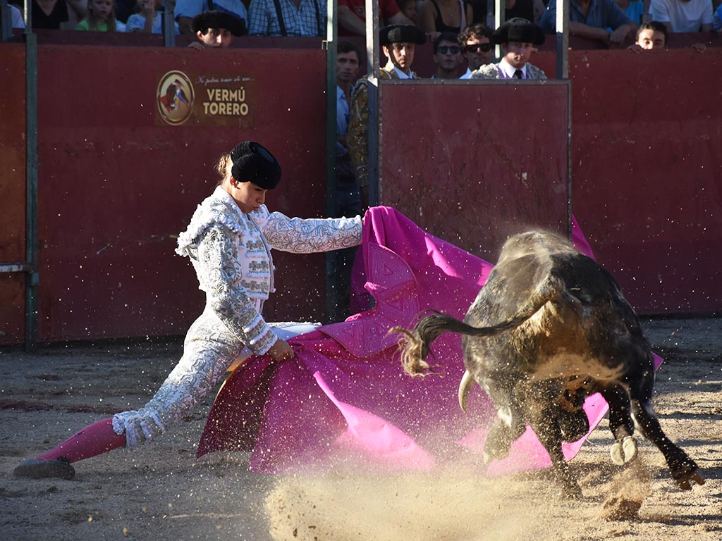 Recibo capotero de Olga Casado, rodilla en tierra, en La Granja. / A.M.
