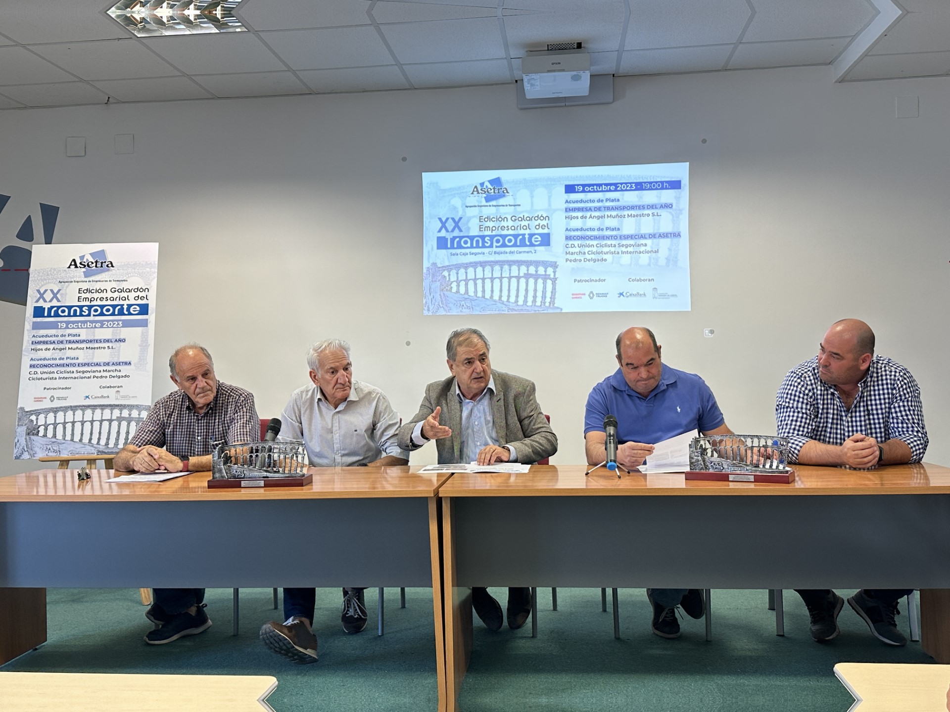 PRESIDENTE Y GALARDONADOS