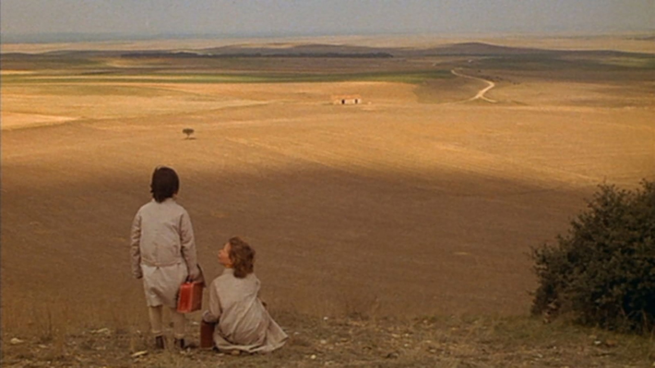 Paisaje de Hoyuelos con la silueta de las dos niñas.