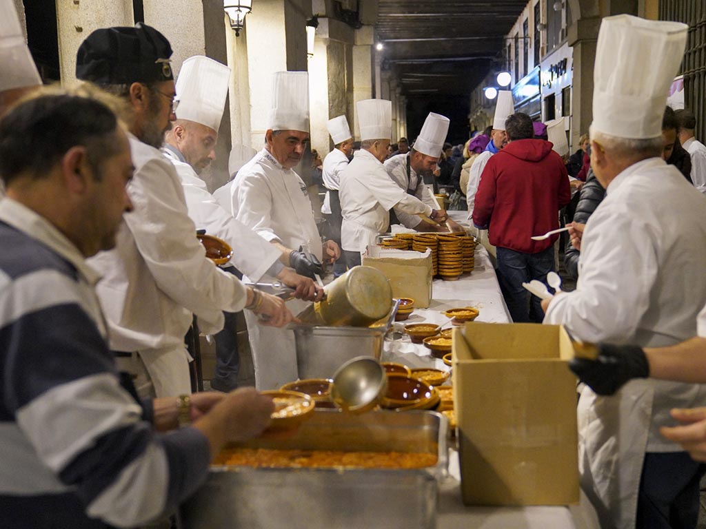 Los cocineros elaboran las ‘sopas del santo’. / MIGUEL ÁNGEL FERNÁNDEZ