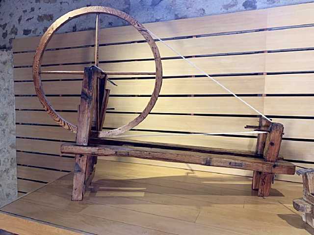 Imagen del torno de hilar que se puede contemplar este mes en el Museo de Segovia, y que procede de Sepúlveda.