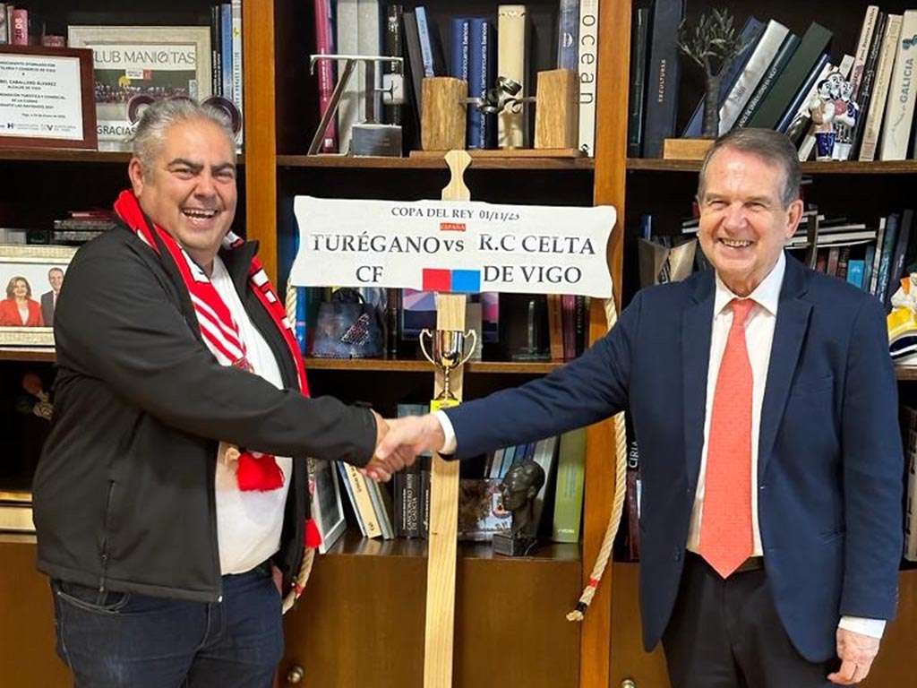 El alcalde de Turégano, Juna Montes, junto a Abel Caballero. / EL ADELANTADO