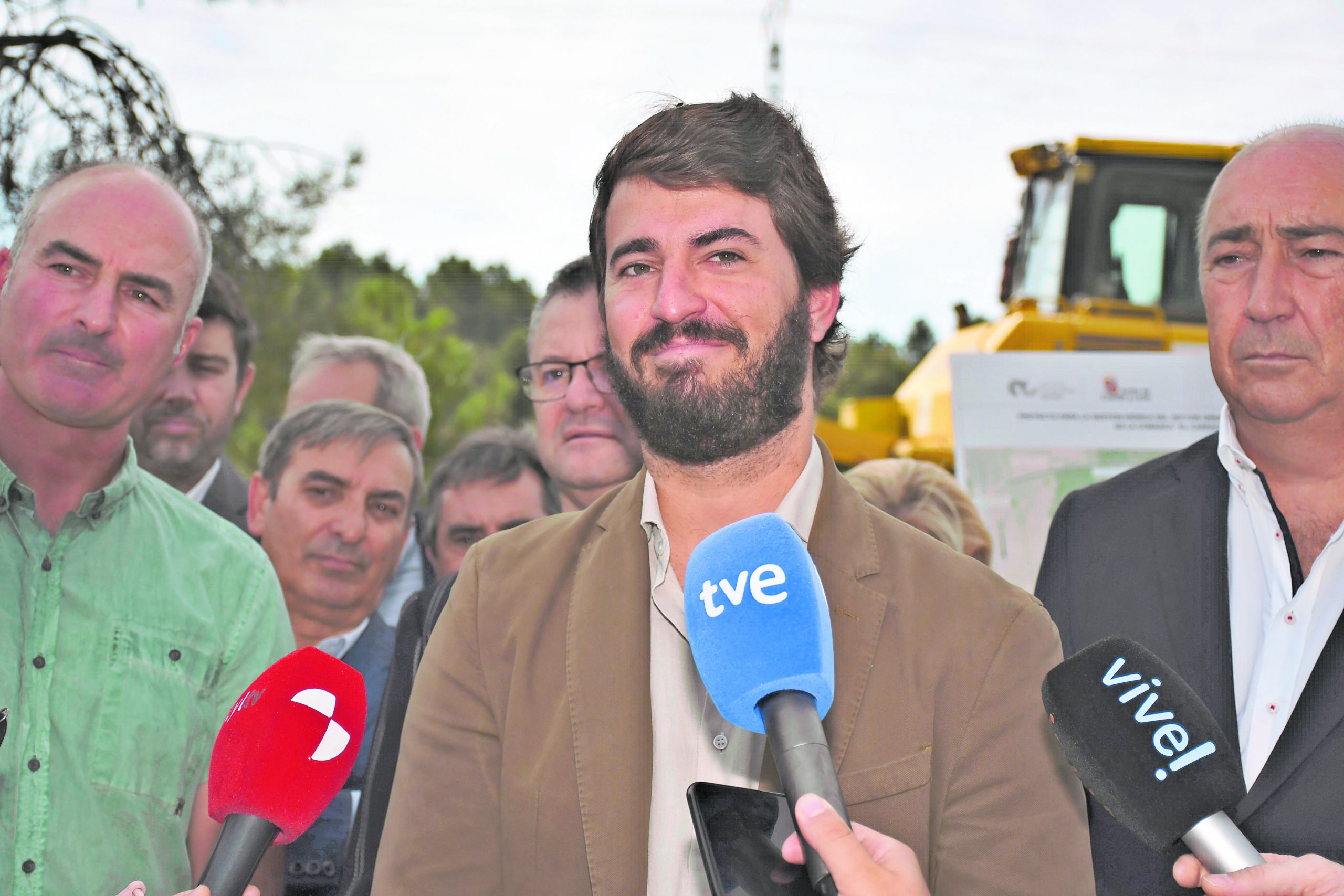 El vicepresidente de la Junta de Castilla y León, Juan García Gallardo, preside al acto de colocación de la primera piedra de las obras de modernización del regadío en El Carracillo (Segovia)
