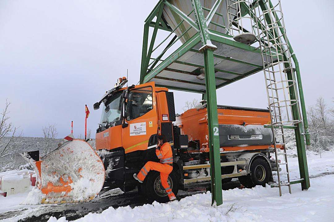 Trabajo de las máquinas quitanieves en el norte de Palencia