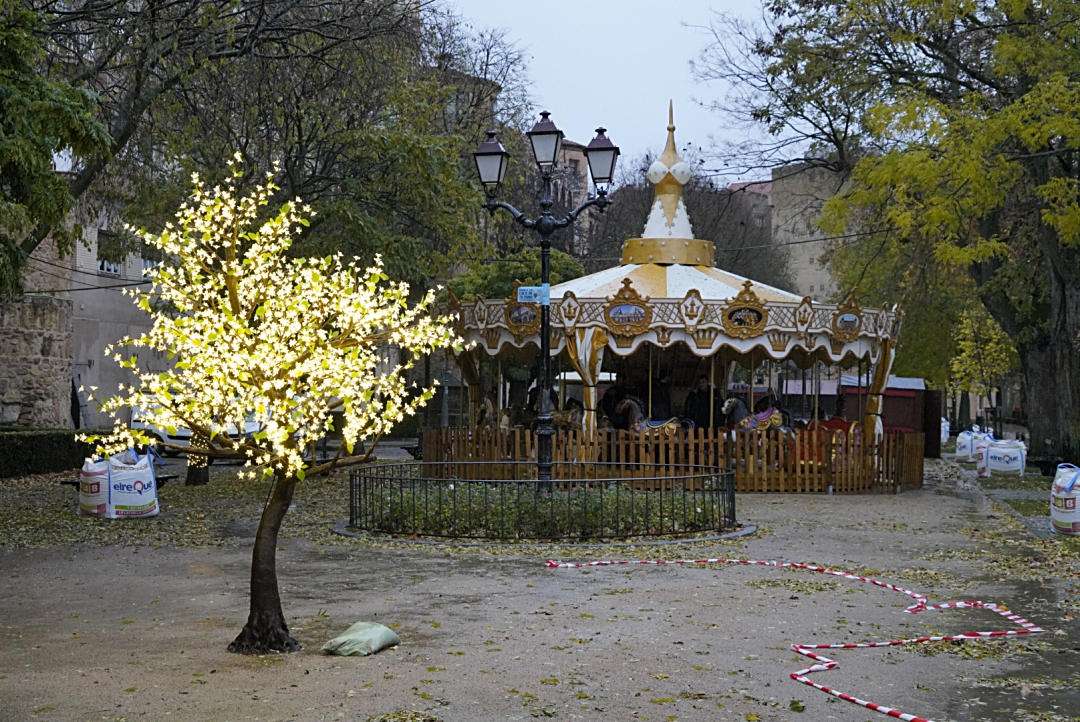 Ayer se ultimaban los preparativos del tradicional Paseo de la Navidad de Segovia.