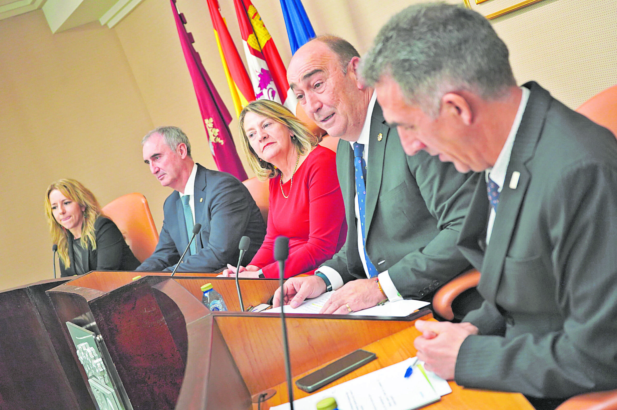 Mariló Reina Paz, José Mazarías, Amelia Pérez Zabaleta, Miguel Ángel de Vicente y Enrique Gallego Lázaro, en la inauguración del curso académico de la UNED ayer.
