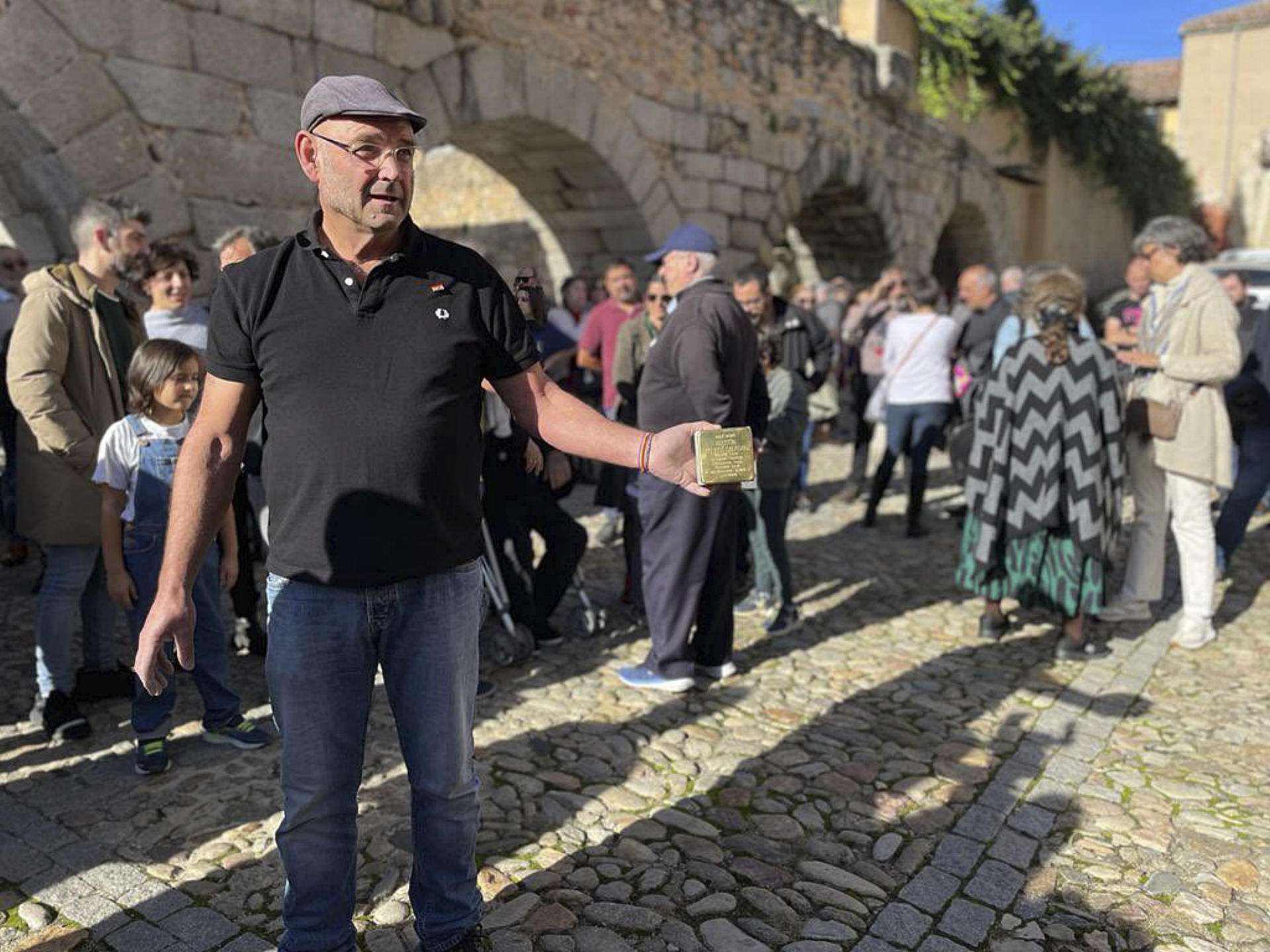 Momento previo a la colocación de uno de los Stolpersteine en la Plaza de Avendaño.