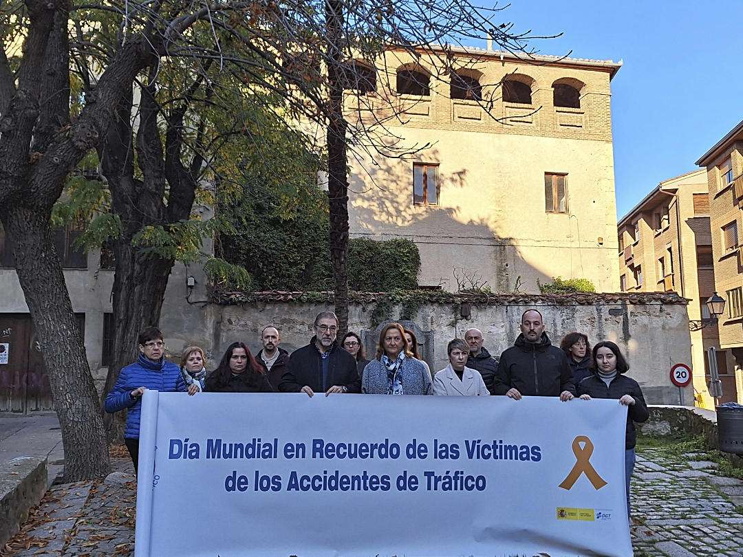 Minuto de silencio en la Jefatura Provincial de Tráfico por las víctimas de accidentes en carreteras.