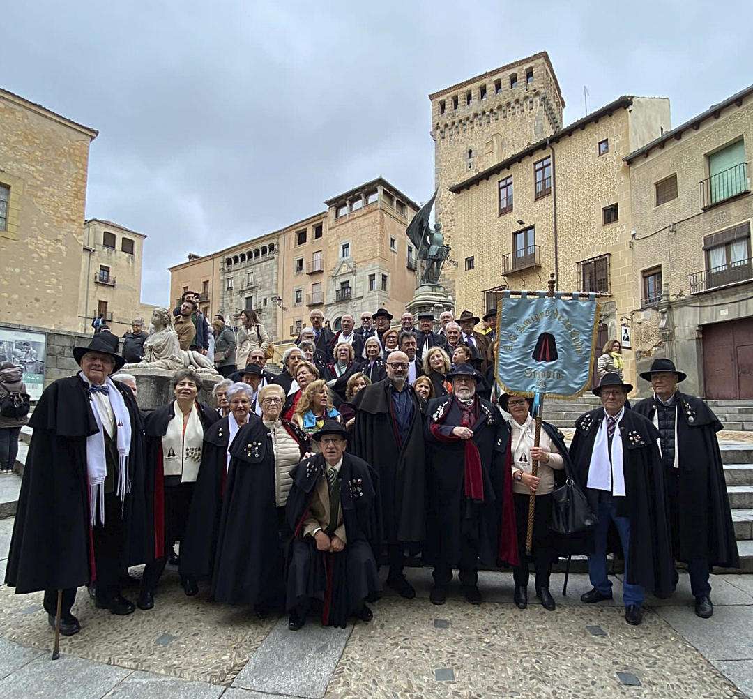 Los Amigos de la Capa junto al monumento a Juan Bravo.