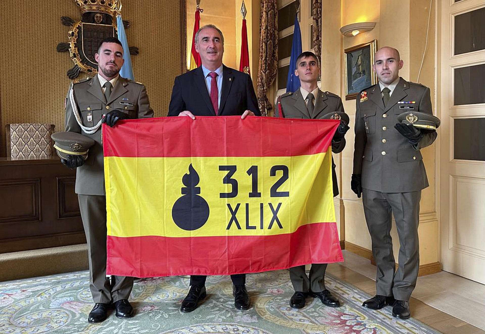 Momento de la entrega de la bandera en el Ayuntamiento.