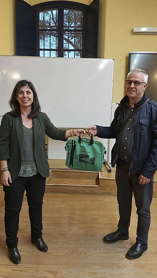 El anterior presidente de ASPES Segovia, Francisco Revenga, le entrega el maletín a Ana Arévalo.