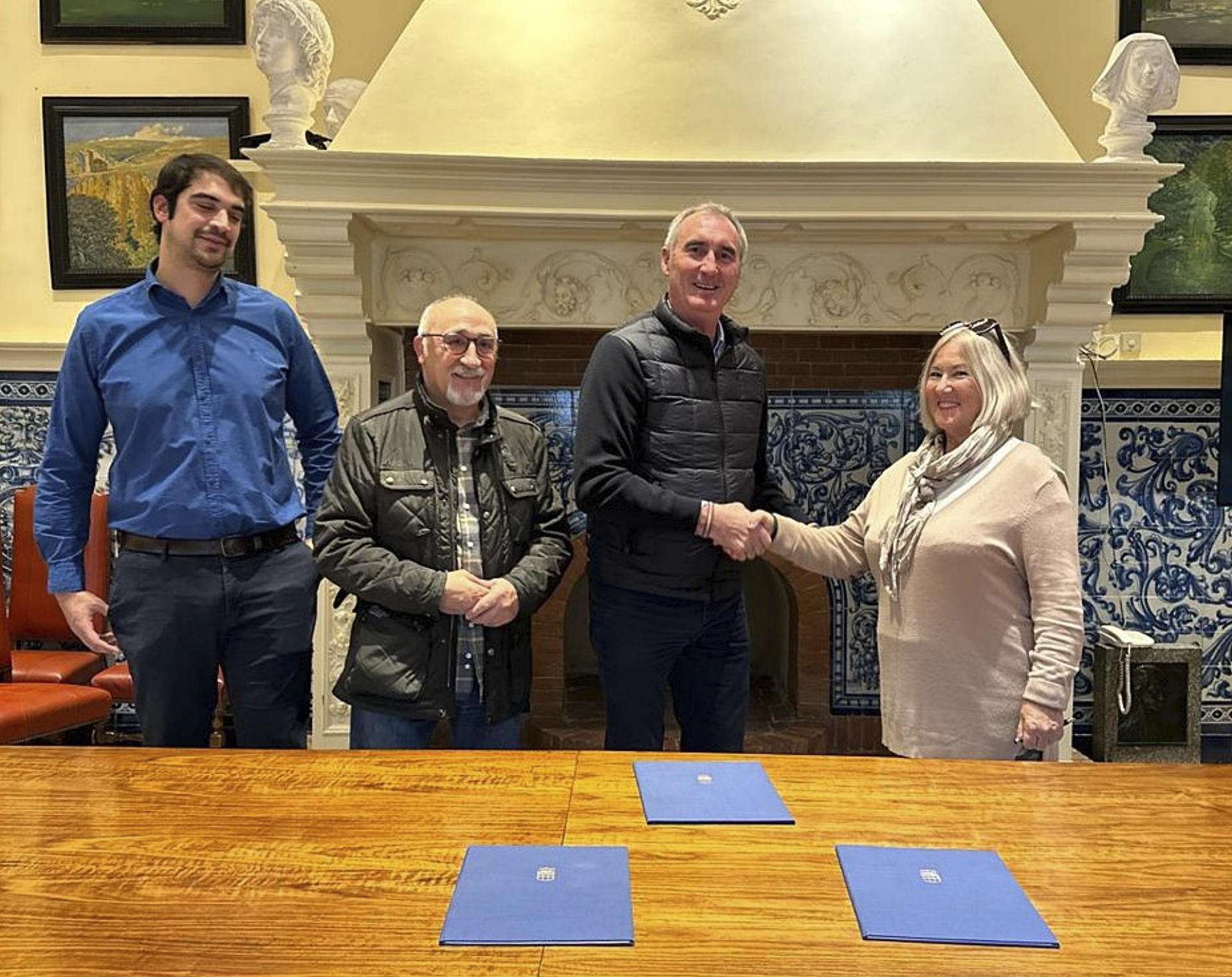 Momento posterior a la firma de uno de los convenios.
