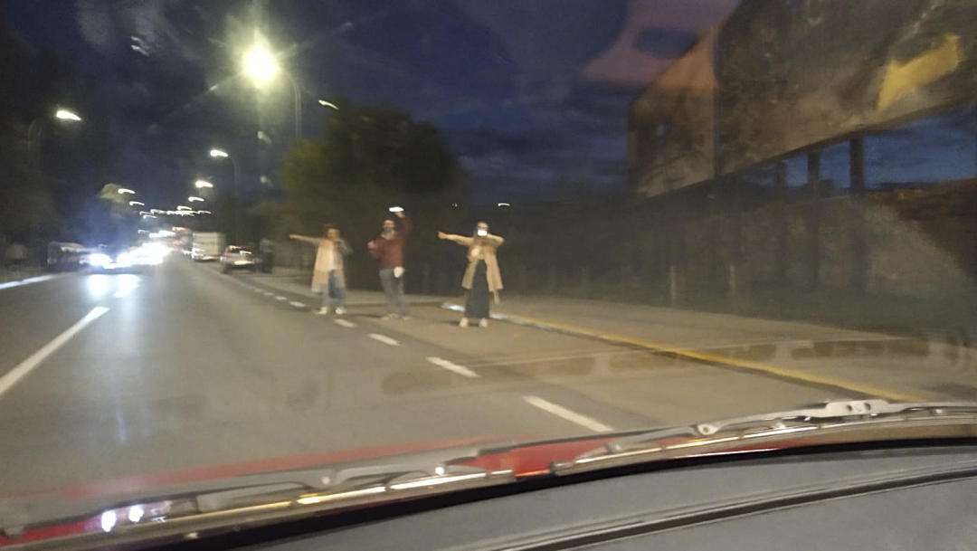 Gente haciendo autostop frente al cuartel de la Guardia Civil.