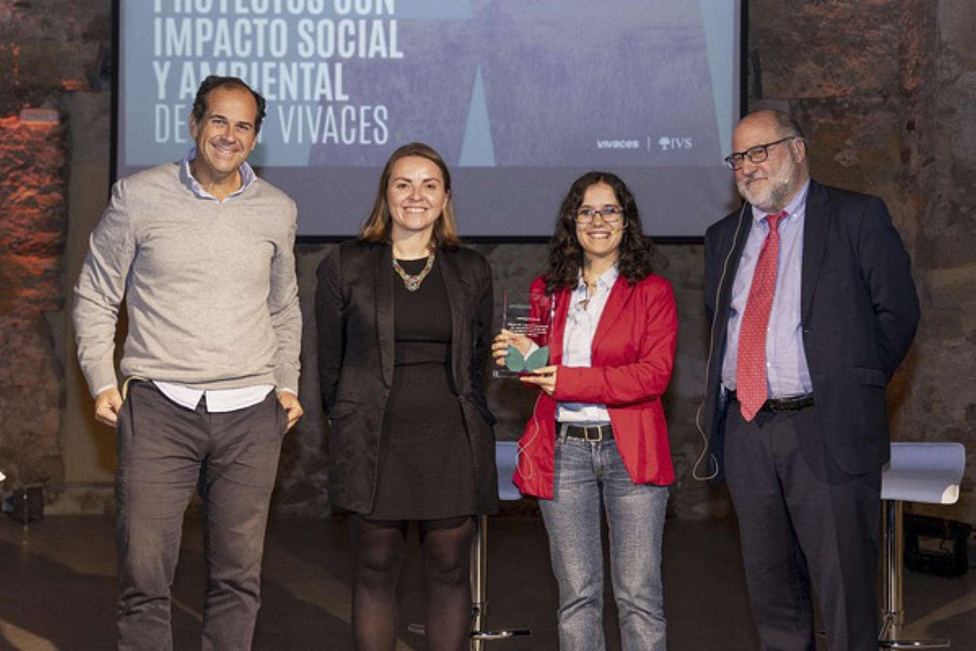 Sandra Gómez posa con el premio recibido.