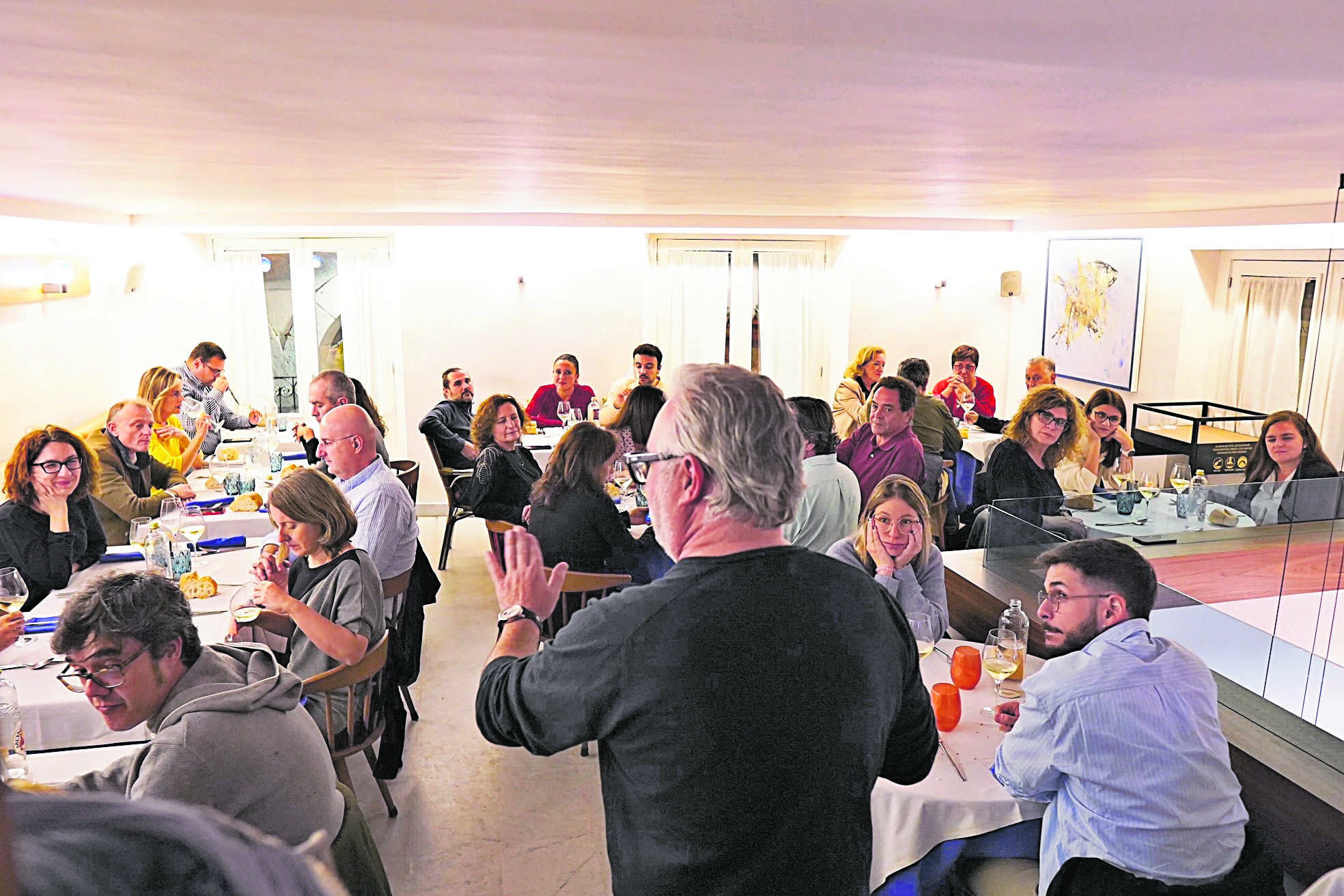 El sumiller habla con los comensales tras la cena.