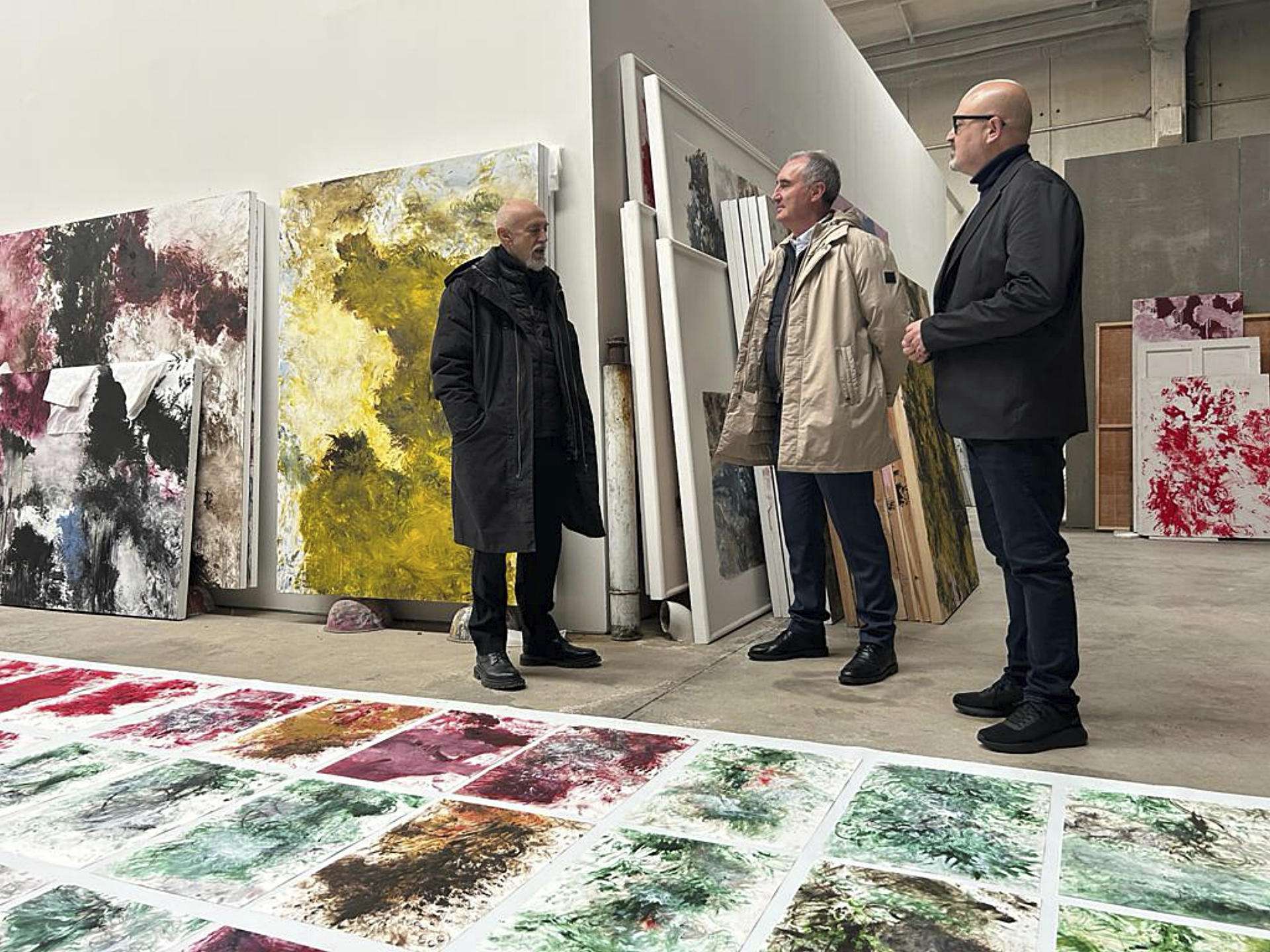 Mazarías y Monroy en el taller del pintor Carlos León.