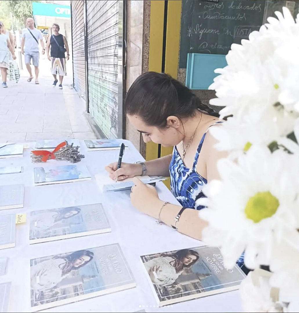 La autora firmando ejemplares de su obra en Madrid.