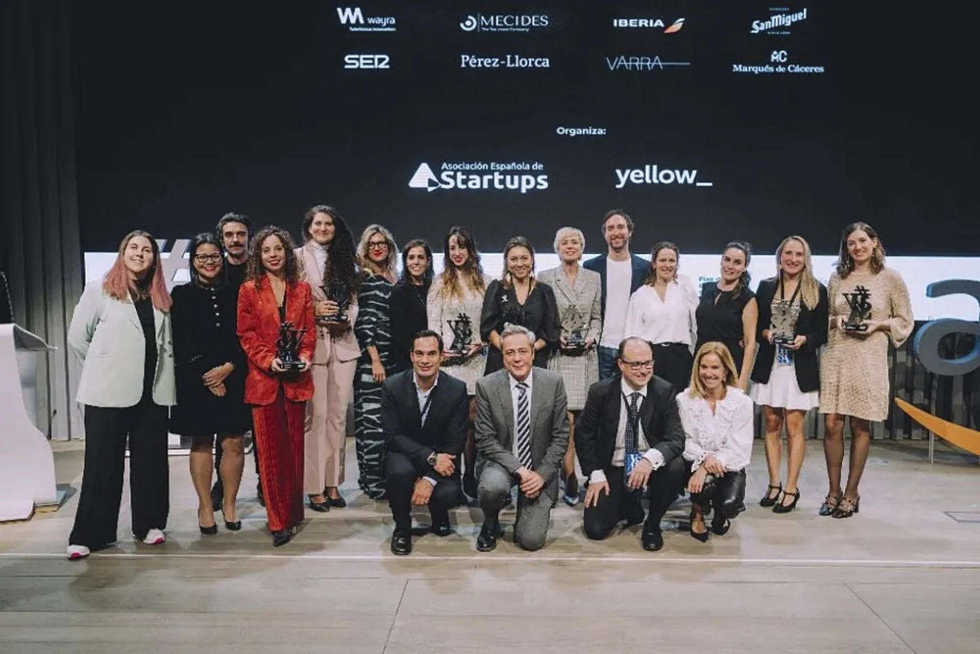 Minguela, tercera por la derecha de pie, posa junto al resto de ganadoras.