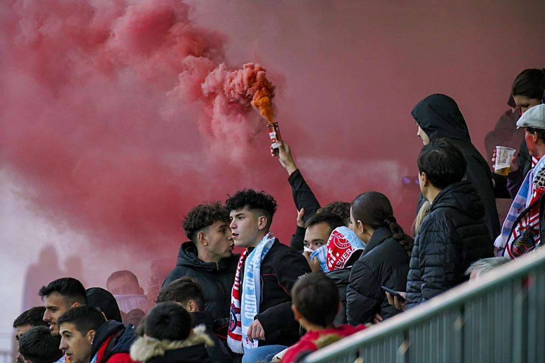Un aficionado del Turégano porta un bote de humo durante el partido de Copa del Rey.