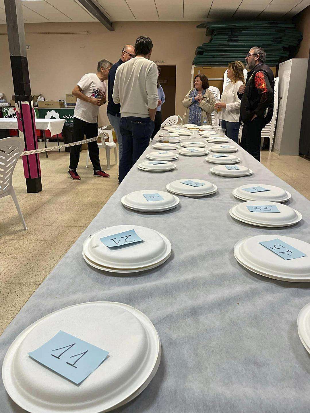 Platos de tortilla antes de que fueran probados por el jurado.