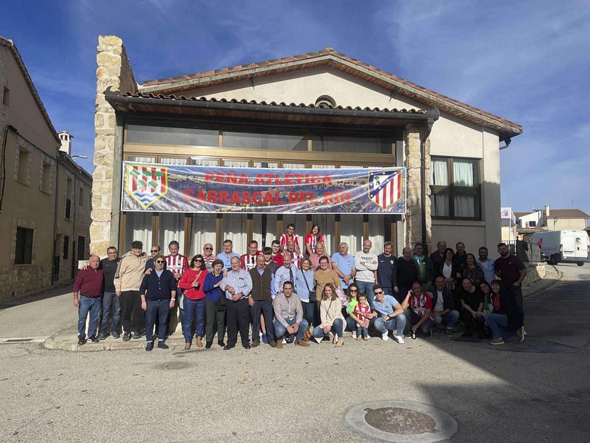 La peña tomándose la foto de familia.