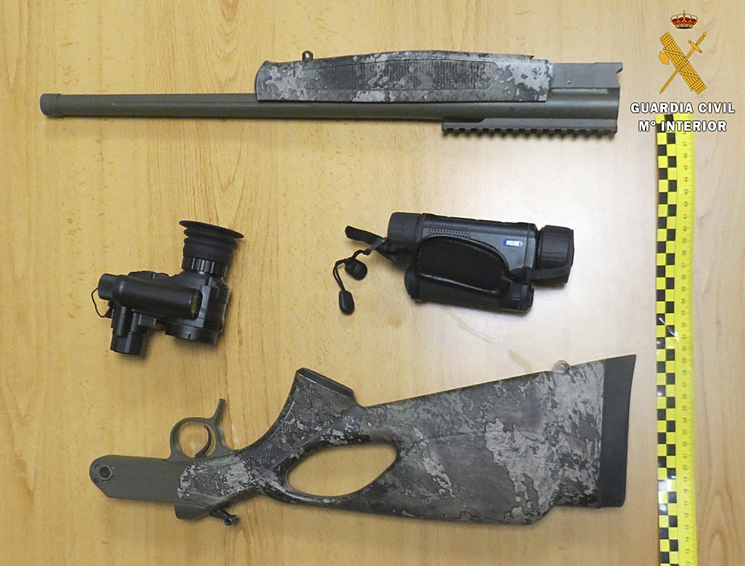 Objetos intervenidos al cazador furtivo por la Guardia Civil.