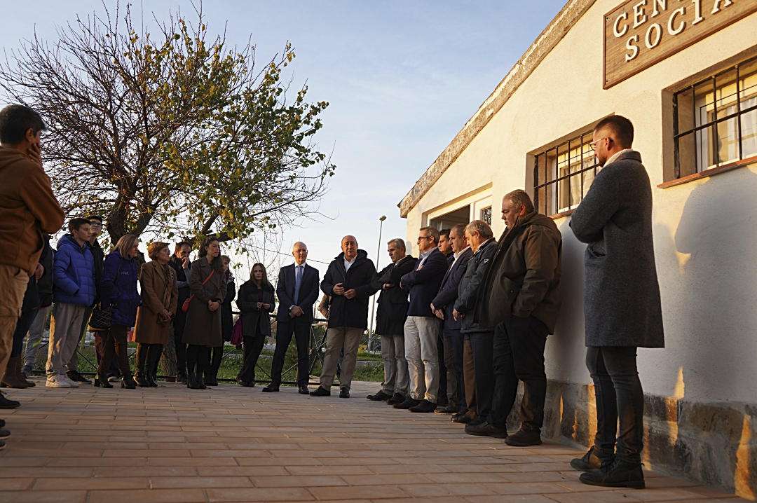 El presidente de la Diputación junto al alcalde de la localidad.