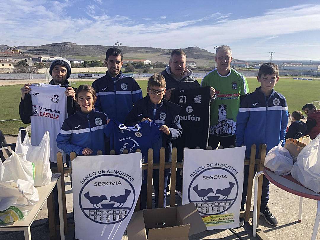 Los representantes de los clubes con las cajas llenas de alimentos.