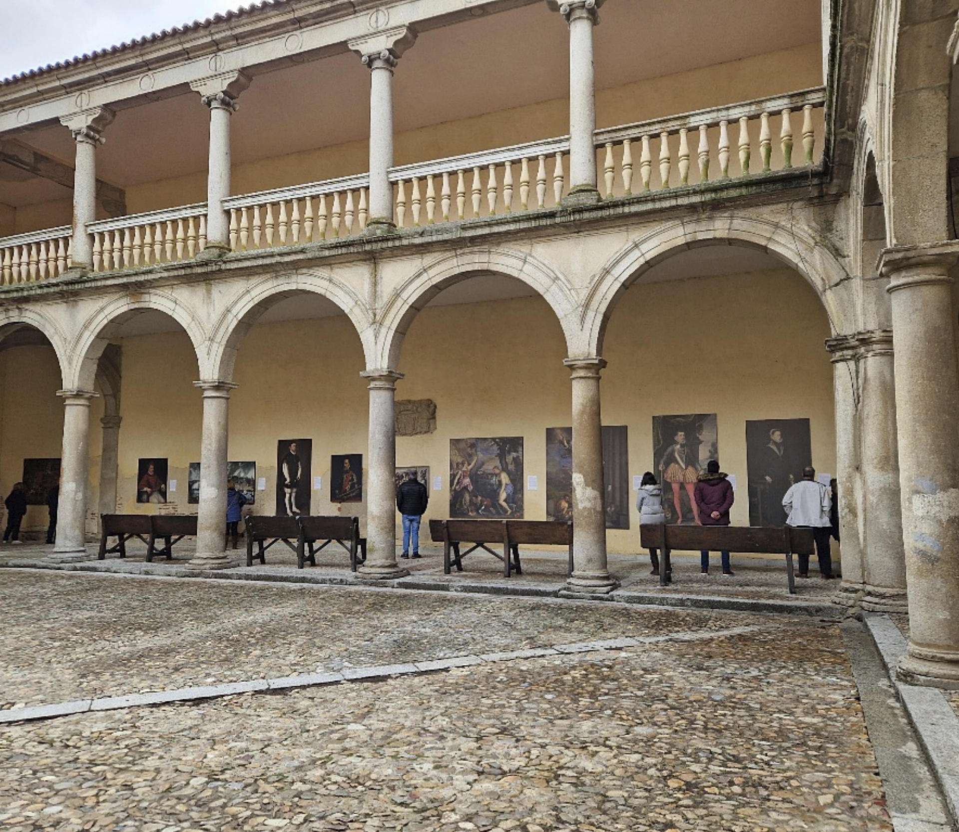 Vecinos visitando la exposición.