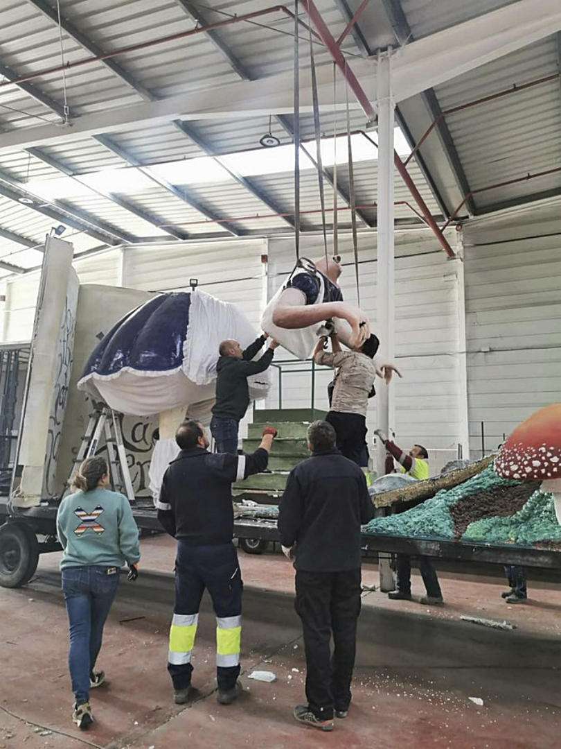 Operarios del Ayuntamiento revisando las carrozas.