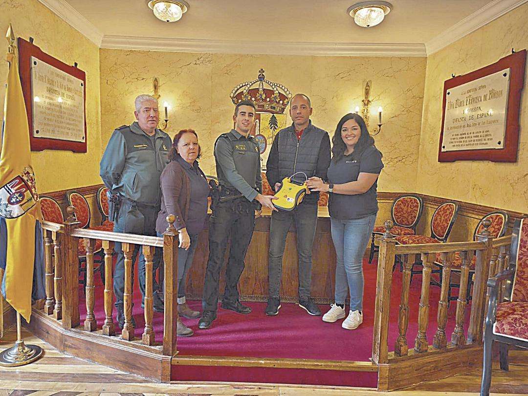 Dos componentes de la Guardia Civil con el desfibrilador.