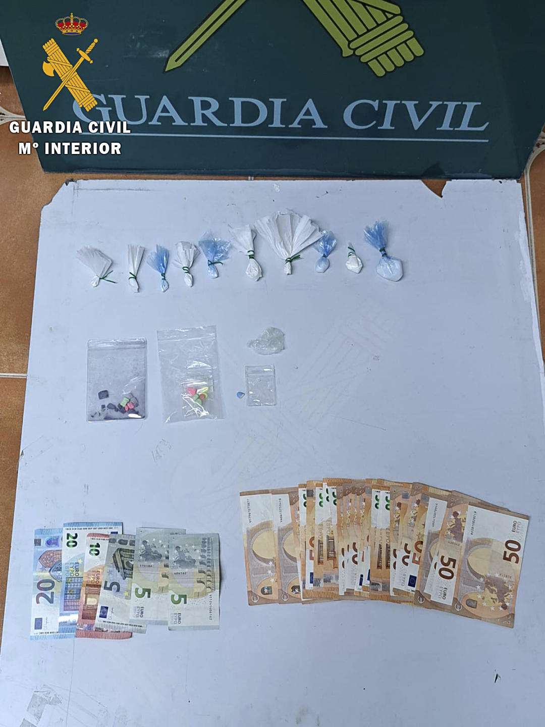 El dinero y estupefacientes incautados por la Guardia Civil.