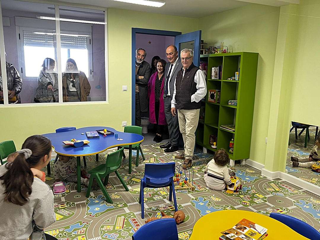 El presidente de la Diputación visita la guardería.