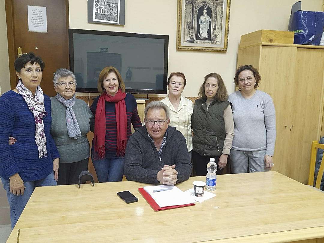 El sacerdote con la junta directiva.