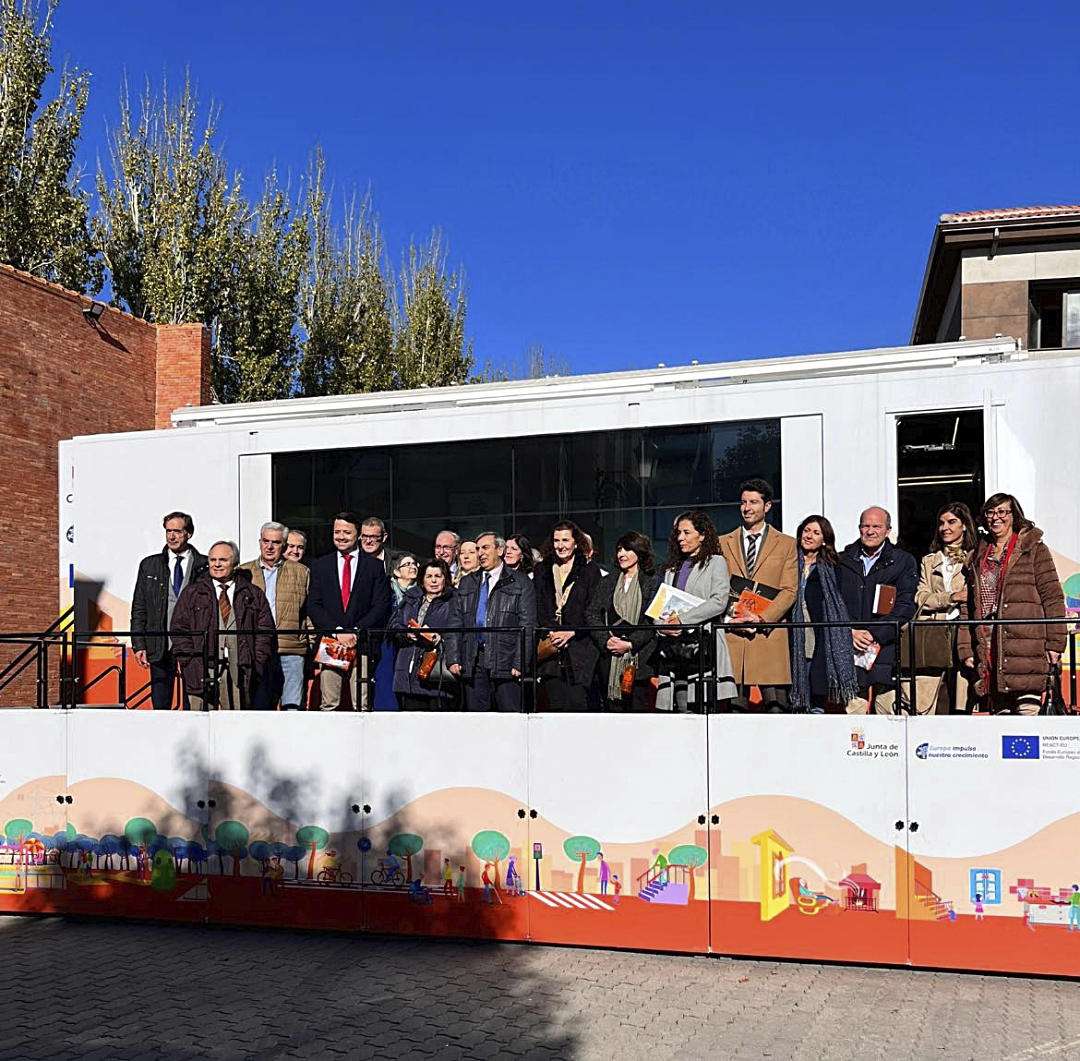 Tomándose la foto en la entrada del camión.