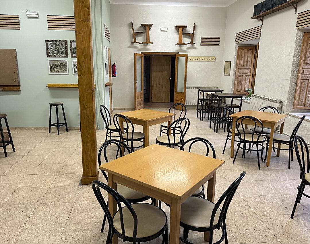 Interior del bar 'Las Escuelas' de Armuña.