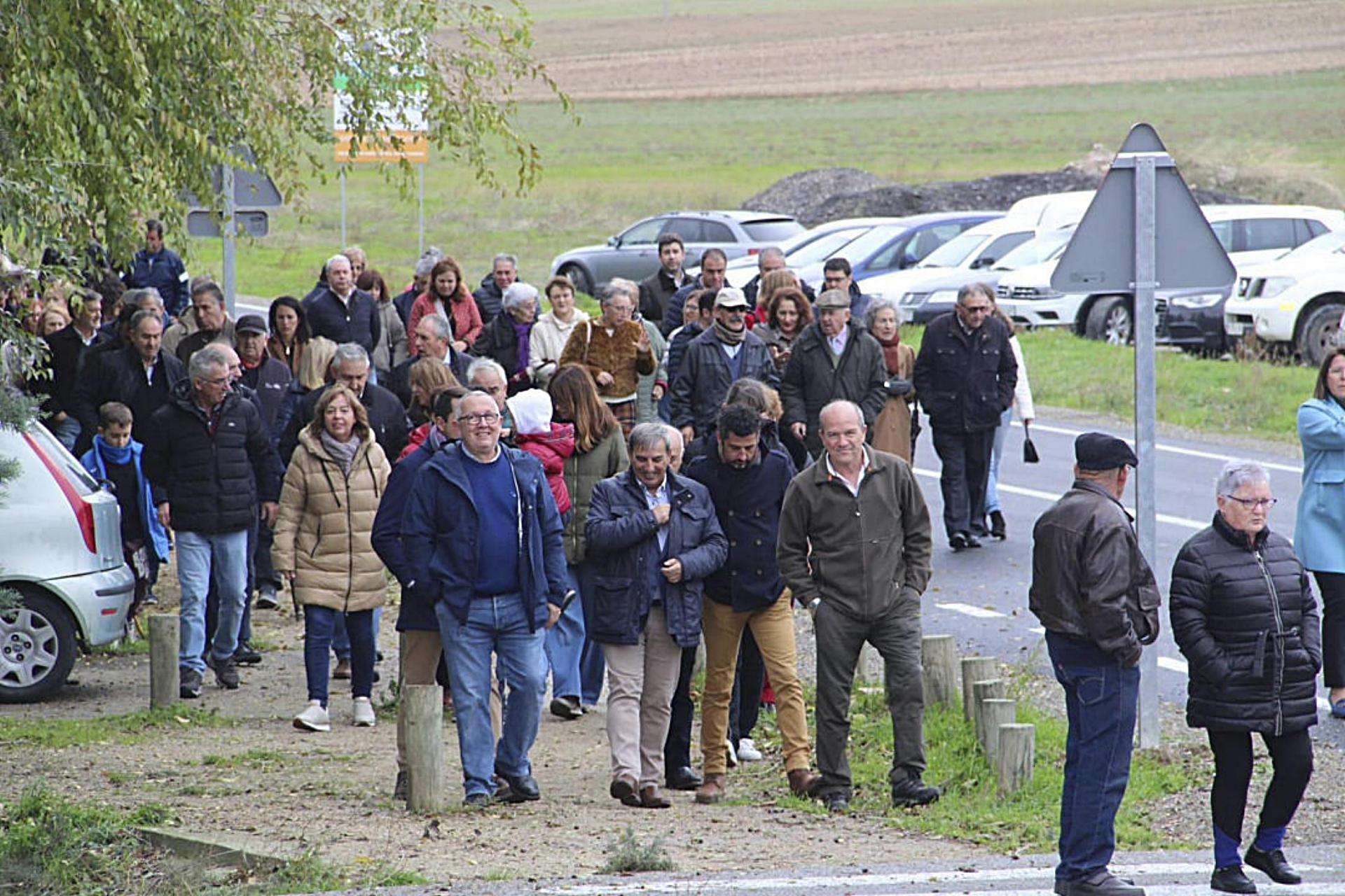 Sanz Merino paseando por Escalona rodeado de vecinos y amigos.