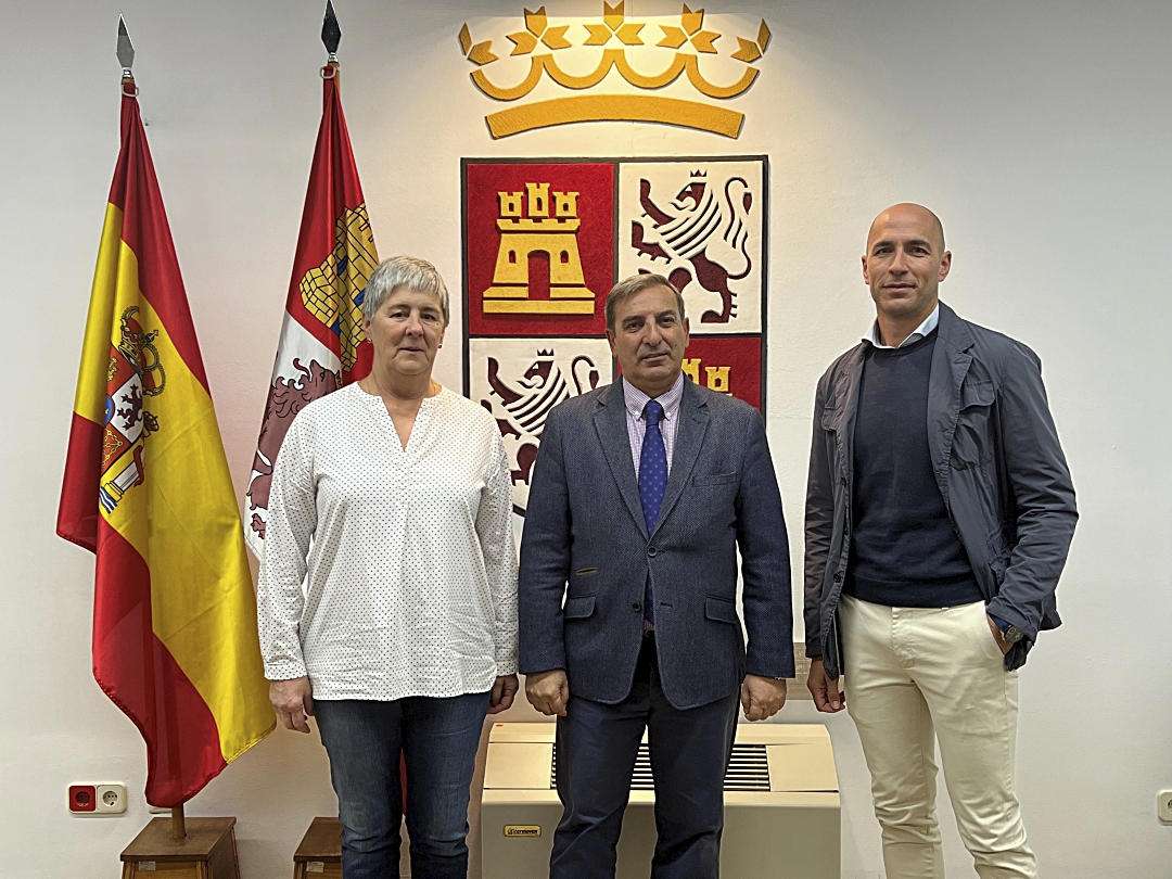 El Delegado territorial de la Junta en Segovia con el alcalde de la localidad.
