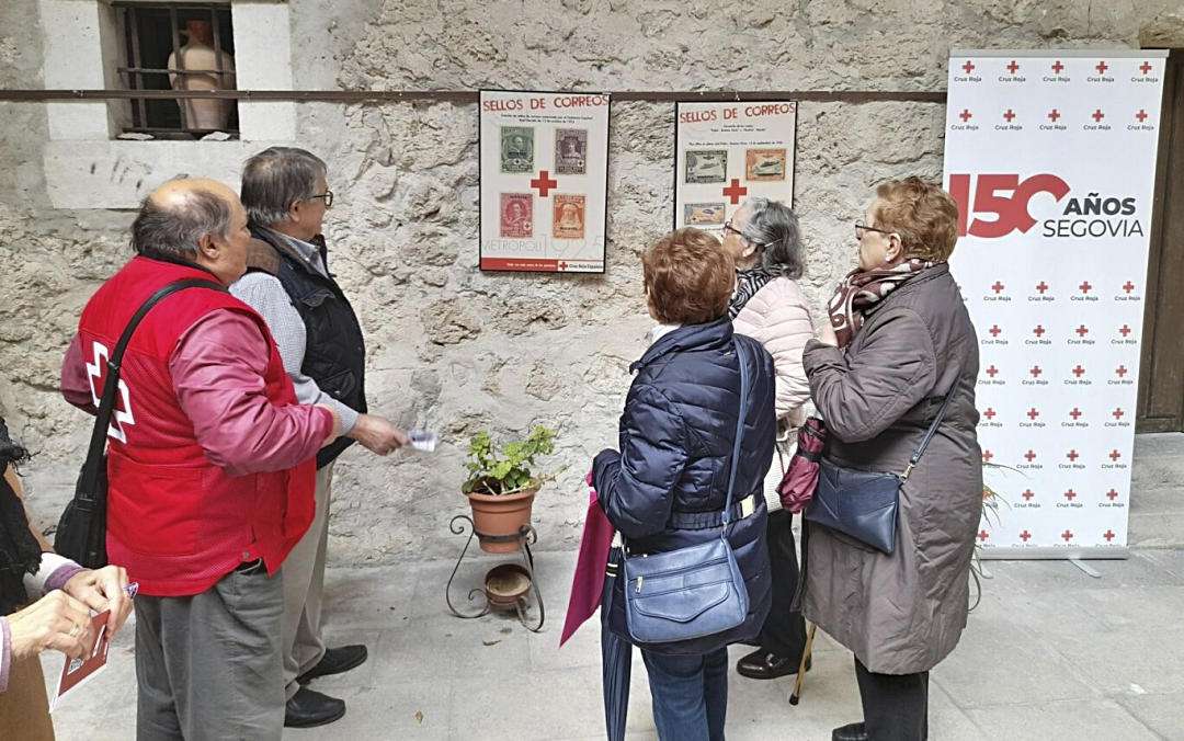 Vecinas viendo al exposición en el patio del ayuntamiento.