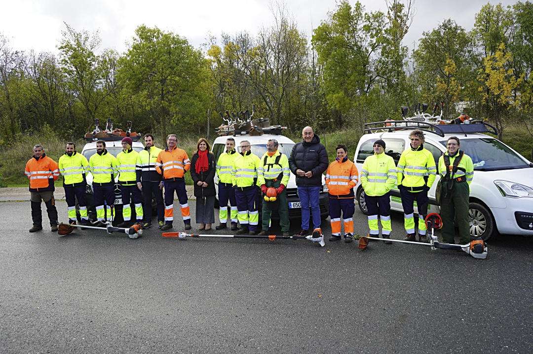 El presidente de la Diputación y la diputada de Promoción Provincial y Desarrollo Rural Sostenible junto a los brigadistas.