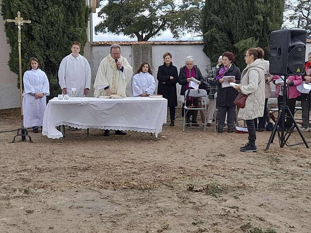 Momento de la misa en el cementerio.