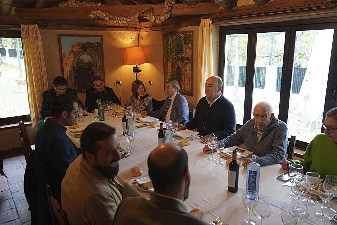 Políticos de la provincia en el restaurante probando los distintos platos.
