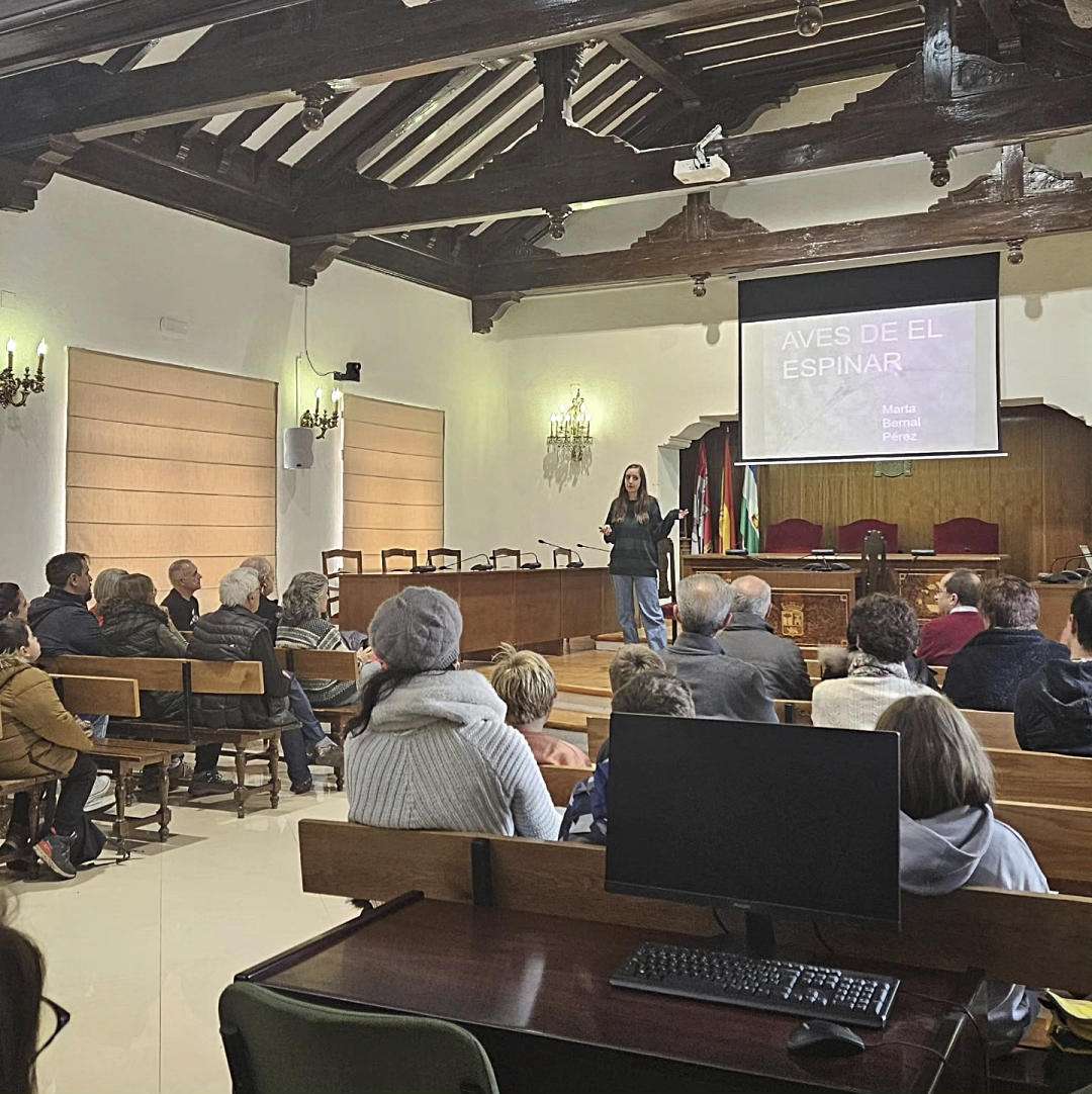 Marta Bernal presentando la exposición que ella ha realizado.