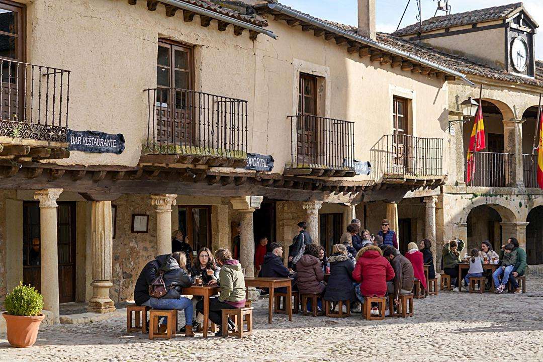 Personas disfrutando de las tapas en la Plaza Mayor.